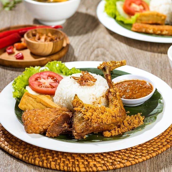 Makan Siang yang Menggigit di Tegalkamulyan: Warkop Bu Rus